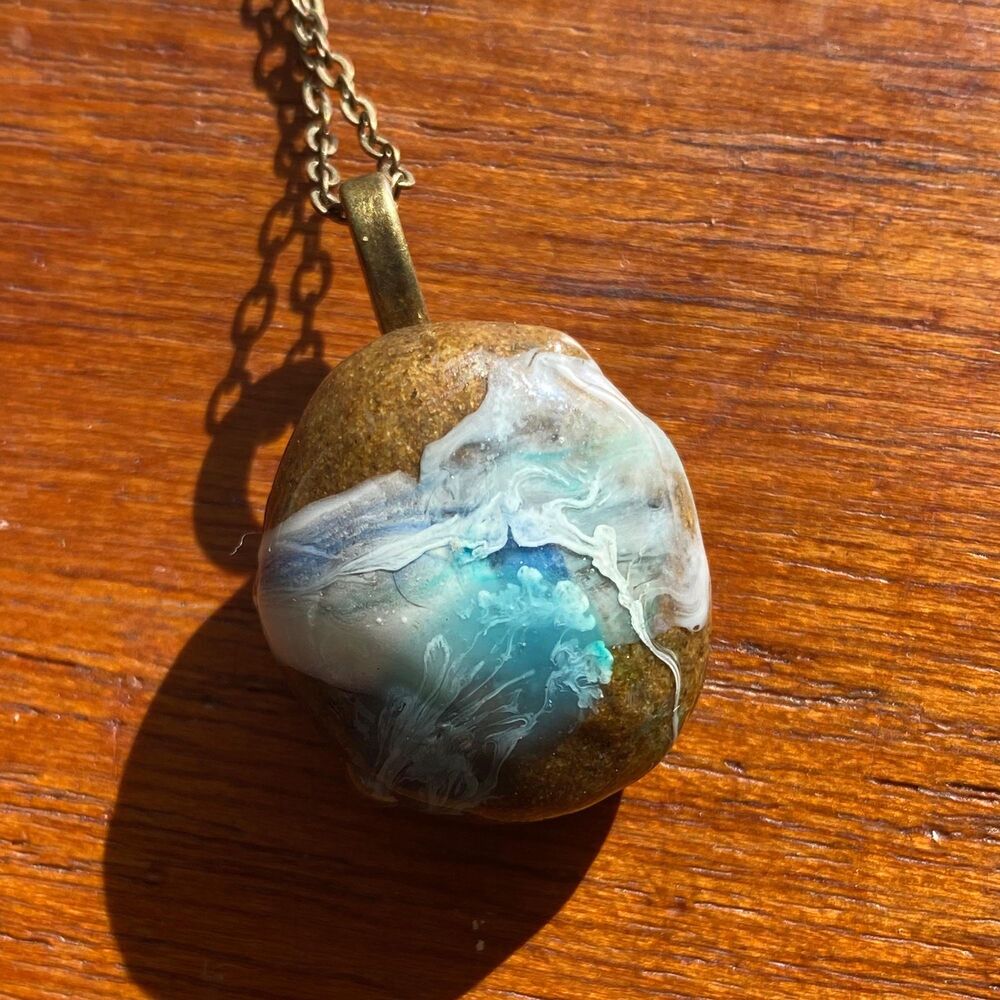 Round Rock with Ocean Water Wave Design Antique Bronze Plated 22 in Chain